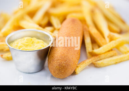 Mais Dog mit Pommes und Senf Stockfoto