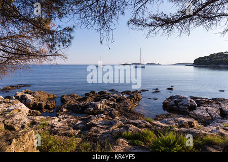 Sonnenuntergang und Luxus Yacht im Meer Stockfoto