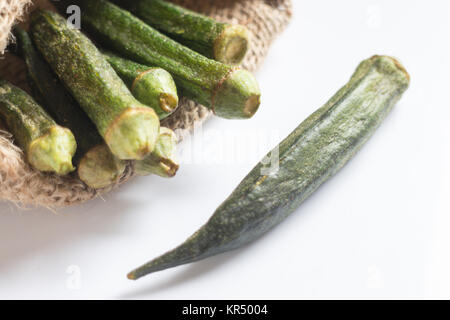 Gesunde okra Chips auf sauberen Hintergrund Stockfoto