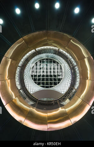 Blick von den unteren Ebenen nach oben durch die Oculus zum Himmel Reflector-Net oben auf der Fulton Mitte Transit Hub, Manhattan, New York, USA Stockfoto