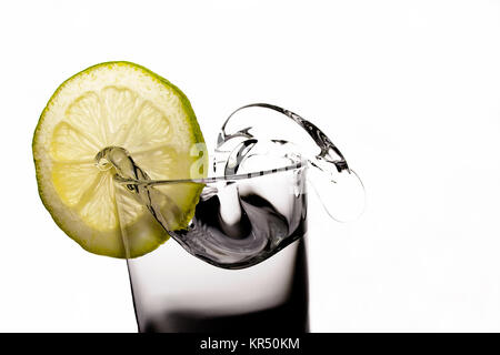 Eine Zitronenscheibe einems Wasserglas Stockfoto