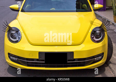 https://l450v.alamy.com/450vde/kr50w8/auto-scheinwerfer-wimpern-auf-volkswagen-beetle-auto-kr50w8.jpg