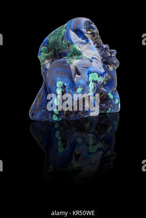 Blau und grün Azurit Edelstein mit Boden Reflexion auf dem schwarzen Hintergrund Stockfoto