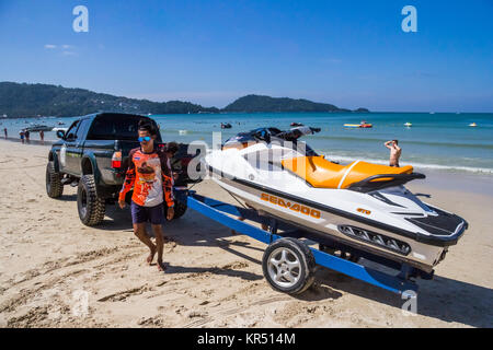 Befestigen Sie ein Jetski Jetski Betreiber zu einem Lkw in Patong Beach, Phuket, Thailand Stockfoto