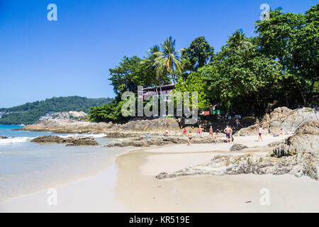 Am nördlichen Ende von Patong Beach, Phuket, Thailand an einem heißen, sonnigen Tag Stockfoto