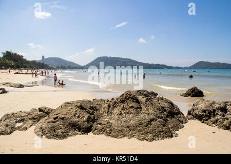 Am nördlichen Ende von Patong Beach, Phuket, Thailand an einem heißen, sonnigen Tag Stockfoto