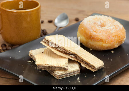 Kaffee und Wafer Stick und Donuts Zucker Stockfoto