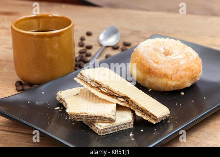 Kaffee und Wafer Stick und Donuts Zucker Stockfoto