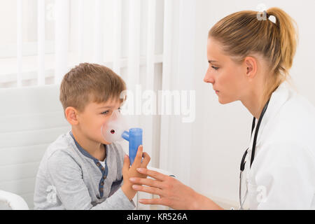 Kind Patienten inhalieren durch Sauerstoff Maske Stockfoto