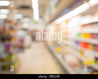 Verschwommen Supermarkt pass mit bunten Regale als Hintergrund. Stockfoto