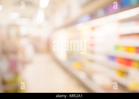 Verschwommen Supermarkt pass mit bunten Regale als Hintergrund. Stockfoto