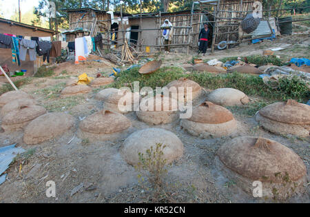 Äthiopien, Addas Abeba, Dezember 6,2013. Backofen für Traditionelle äthiopische Brot - Äthiopische injera in Äthiopien, Addis Abeba, Dezember 6,2013. Stockfoto