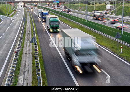 Vier Lane gesteuert - Zugang Autobahn in Polen Stockfoto