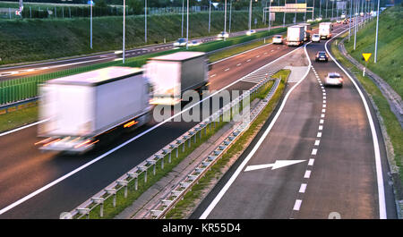 Vier Lane gesteuert - Zugang Autobahn in Polen Stockfoto