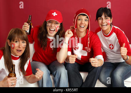 Foto der weiblichen Schweizer Sportfans lächelnd und Jubel für Ihr Team. Stockfoto