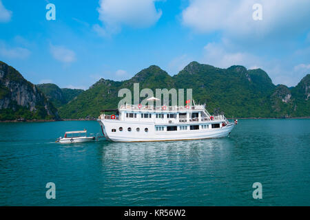 Kreuzfahrt in der Halong Bay Stockfoto