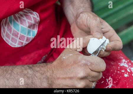 Nahaufnahme der Handwerker Hand Carving meerschaum pipe. Die meisten Der sepiolit des Handels ist vor allem aus der Ebene von Eskisehir, Türkei gewonnen. Stockfoto