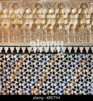 Granada. Alhambra. Dynastie der Nasriden. Wand mit Arabesken, Kalligraphie und Mosaik Fliesen dekoriert. Andalusien, Spanien. 13. Jahrhundert. Stockfoto
