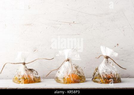 Rohe Eier mit Gewürz in den transparenten Taschen Stockfoto