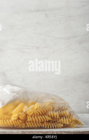 Pasta auf dem zellophan Paket vertikale Stockfoto