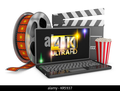 4K-laptop, Popcorn und Filmstreifen Stockfoto