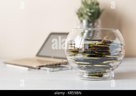 Rezeption mit einer Zusammenstellung der Teebeutel in eine Vase Stockfoto