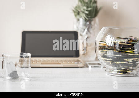 Rezeption mit einer Zusammenstellung der Teebeutel in eine Vase Stockfoto