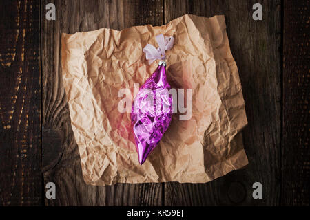 Christbaumschmuck in der zerknittertes Papier horizontal Stockfoto