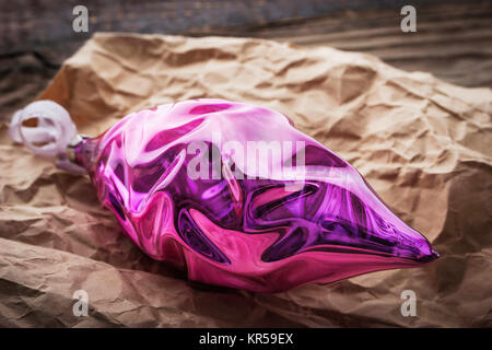 Christbaumschmuck in der zerknittertes Papier Stockfoto