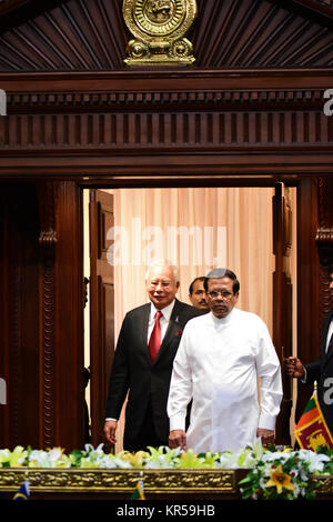 Colombo, Sri Lanka. 18 Dez, 2017. Sri Lankas Präsident Maithripala Sirisena (R) und malaysische Premierminister Najib Razak (L) kommt an Treffen im Presidential Sekretariat in Colombo am 18. Dezember 2017. Najib Razak ist zu Besuch in Sri Lanka für bis 60 Jahre diplomatische Beziehungen zwischen den beiden Ländern markieren. Credit: Musthaq Thasleem/Pacific Press/Alamy leben Nachrichten Stockfoto