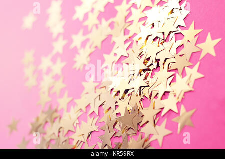Neues Jahr Hintergrund mit funkelnden Dekorative gold Sterne auf einem rosa Hintergrund Stockfoto