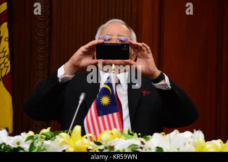 Colombo, Sri Lanka. 18 Dez, 2017. Malaysische Premierminister Najib Razak nimmt ein Foto bei einem Treffen im Presidential Sekretariat in Colombo am 18. Dezember 2017. Najib Razak ist zu Besuch in Sri Lanka für bis 60 Jahre diplomatische Beziehungen zwischen den beiden Ländern markieren. Credit: Musthaq Thasleem/Pacific Press/Alamy leben Nachrichten Stockfoto