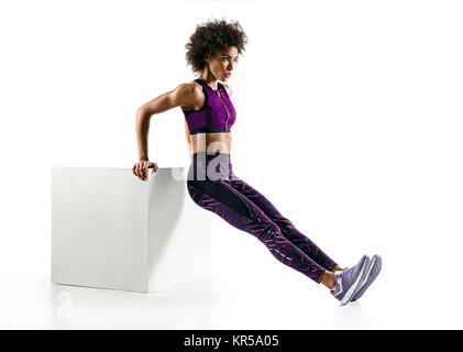 Trizeps Dips. Sportliche Mädchen Übungen für Trizeps auf weißem Hintergrund. Fitness und gesunde Lebensweise Konzept Stockfoto