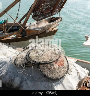 Topf aus Nylonnetz mit weiteren Zimmern geeignet für das Fischen in der Lagune zum Trocknen auf dem Pier. Stockfoto