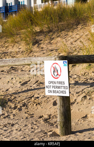 Brände, die nicht an den Stränden an Sandbänken Strand erlaubt Öffnen, Poole, Dorset, England Großbritannien im Dezember Stockfoto