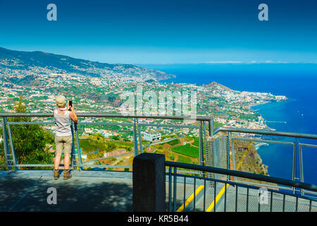 Menschen in einem Skywalk. Stockfoto