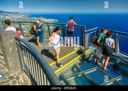 Menschen in einem Skywalk. Stockfoto