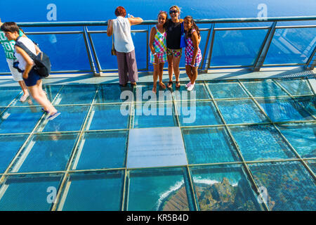 Menschen in einem Skywalk. Stockfoto