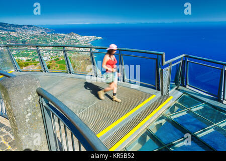 Menschen in einem Skywalk. Stockfoto