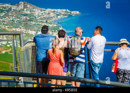 Menschen in einem Skywalk. Stockfoto