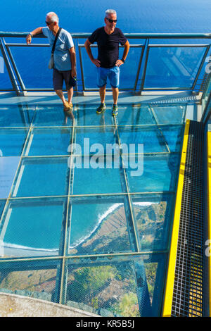 Menschen in einem Skywalk. Stockfoto