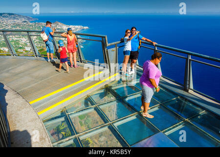 Menschen in einem Skywalk. Stockfoto