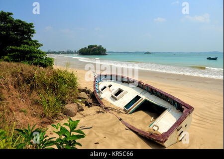 Alten Yacht gestrandet am Strand nach Stürmen im Ozean Stockfoto