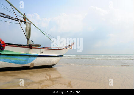 Angelboote/Fischerboote ruht auf leeren Strand in Sri Lanka Stockfoto