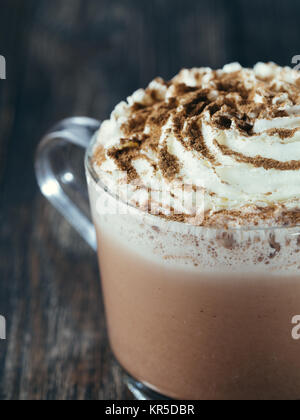 Glas Becher mit heißer Schokolade und Sahne Stockfoto