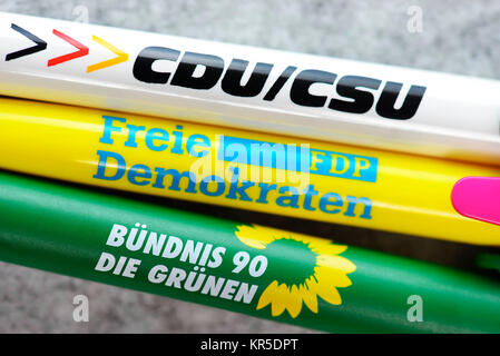 Kugelschreiber der Parteien CDU/CSU, FDP und Bündnis 90 die Grünen, symbolische Foto Jamaika Koalition, Kugelschreiber der Parteien CDU/CSU, FDP Stockfoto