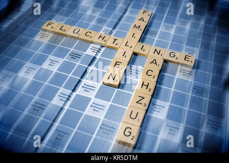 Buchstaben die Worte Flüchtlinge, Familien und Entlastung der Bahn, symbolische Foto Migration und Familie relief Zug, Buchstaben Wörter bilden sterben Flüchtlinge Stockfoto