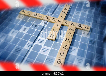 Buchstaben die Worte Flüchtlinge, Familien und Relief hinter Stop band Zug, symbolische Foto, die Familie relief Zug, Buchstaben Wörter bilden sterben Stockfoto