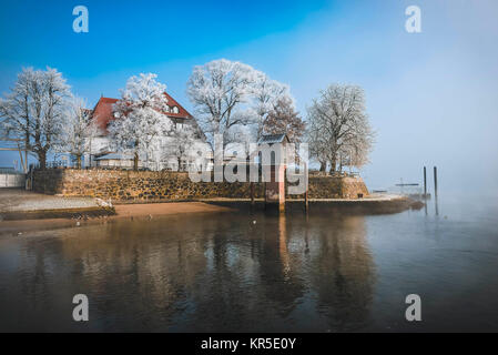 Zollenspieker Fähre Bootshaus an der Elbe in Kirchwerder, 4 und sumpfige Land, Hamburg, Deutschland, Europa, Zollenspieker Fährhaus an der Elbe in Kirchwer Stockfoto