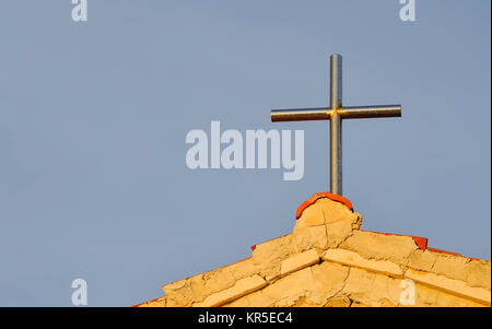 Kreuz aus Metall auf einer Kapelle Stockfoto